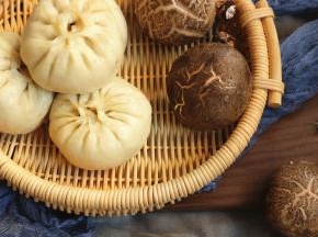 包子关火后再虚蒸5分钟，再拿出来。