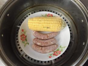 香肠和玉米上锅蒸一下，大约十二分钟