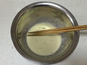 酵母先用温水化开