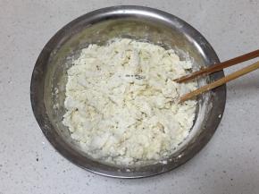 加入面粉、牛奶、白糖搅拌成絮状