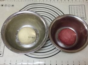 分一半出来加入红曲粉，两个面团分别揉好进行发酵