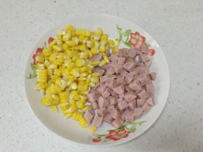 玉米粒剥下来、香肠切丁