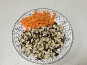 发酵的时候准备其它材料，香菇、胡萝卜去皮洗净切丁