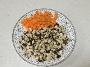 发酵的时候准备其它材料，香菇、胡萝卜去皮洗净切丁
