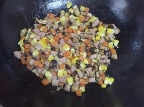 加入玉米粒和香肠丁炒匀