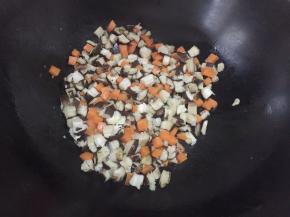 锅中少许油加热炒香菇丁和胡萝卜，加少许盐、蚝油调味（如果干可以兑丢丢香菇水）