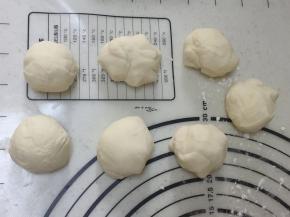 发酵好的面团揉匀排气分成7份