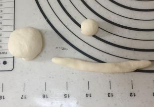 每一份都分成两半，一半再分成一半，搓成小球和长条