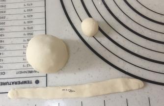 收口向下，稍微往上团，高度上去一点，然后长条擀扁