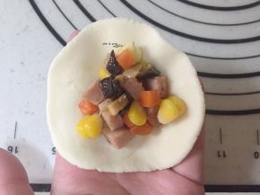 大的部分擀皮，包入馅料