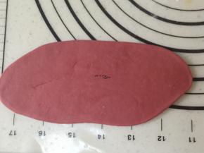 红色面团也是分小剂子，擀成椭圆形