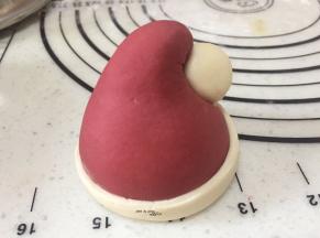 借助水，将球球和边缘粘上