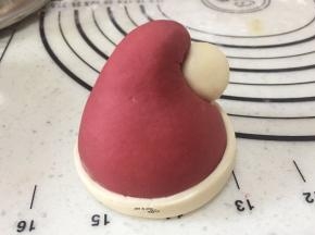 借助水，将球球和边缘粘上