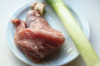 里脊肉和葱姜。