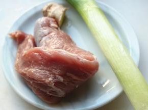 里脊肉和葱姜。