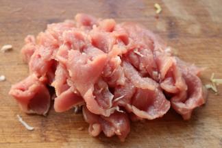 面团发酵的时候准备肉类。里脊肉切薄片。