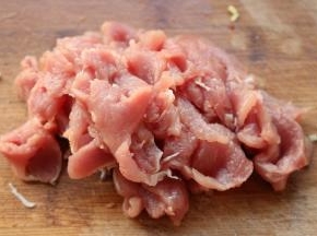面团发酵的时候准备肉类。里脊肉切薄片。