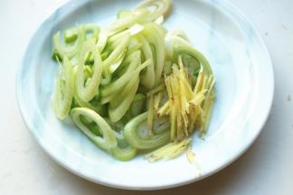 葱切片，姜切丝。