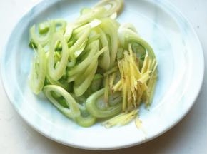 葱切片，姜切丝。