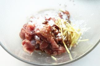 肉加姜丝、生粉、香油、盐、糖、胡椒粉等拌匀。