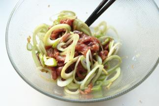 拌匀腌制一会入味。