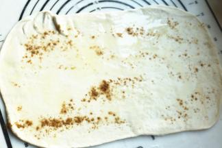 面团擀成长方形薄片，抹油和五香粉。