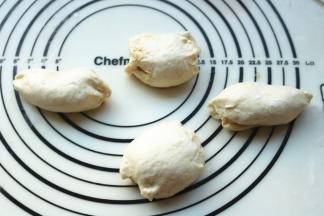 卷起来切成四段，两头都包紧。