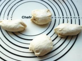 卷起来切成四段，两头都包紧。