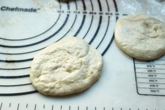 擀成大小均匀的薄冰，大约半厘米厚。