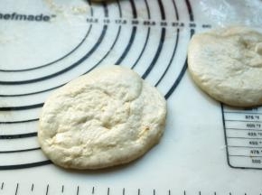 擀成大小均匀的薄冰，大约半厘米厚。