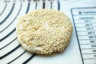 一面粘上芝麻。