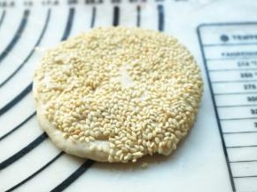 一面粘上芝麻。