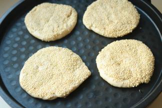 电饼铛预热上下盘，放入烧饼，盖上盖子烙饼。