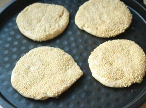 电饼铛预热上下盘，放入烧饼，盖上盖子烙饼。