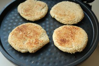 大约5分钟，呈焦酥状态就是熟了。