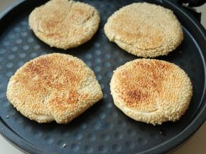 大约5分钟，呈焦酥状态就是熟了。