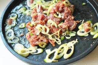 电饼铛只开下盘，加色拉油，烧热后放入刚才腌制的里脊肉。