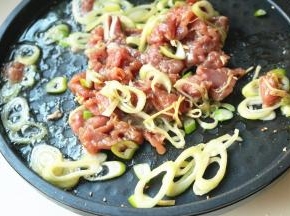 电饼铛只开下盘，加色拉油，烧热后放入刚才腌制的里脊肉。