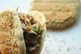 烙好的饼，剖开下部不剖断，加入烤好的里脊肉就可以开吃了，特别美味。