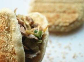 烙好的饼，剖开下部不剖断，加入烤好的里脊肉就可以开吃了，特别美味。