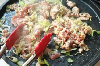 翻炒至肉变色就好了，大约2分钟，不要炒太久，老了就不好吃了。