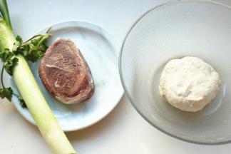 静置中的面团和牛肉。