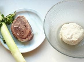 静置中的面团和牛肉。