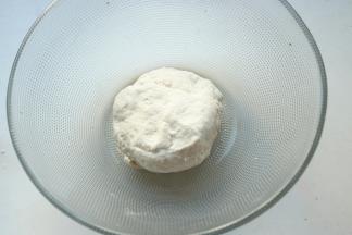 面团材料揉成团，静置20分钟。