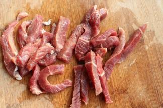 牛肉切条。