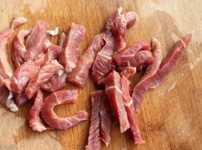 牛肉切条。
