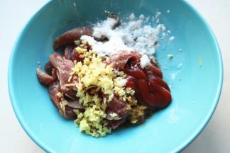 加葱姜末，生粉，盐，糖，五香粉，番茄酱、色拉油等。