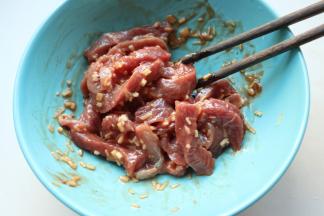 拌匀腌制一会。