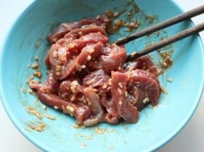 拌匀腌制一会。