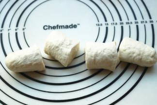 静置好的面团揉光滑，分成4份。